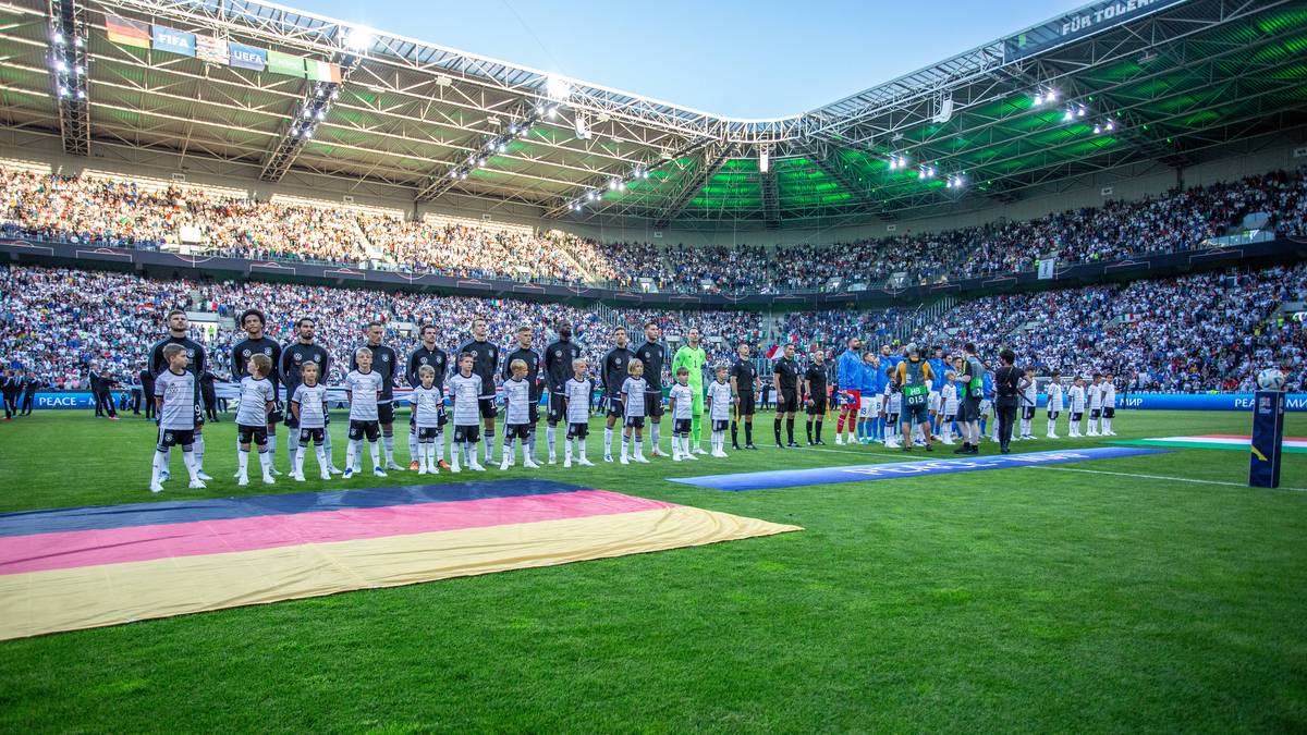 Banner bei DFB-Spiel sorgt für großen Wirbel - Polizeieinsatz
