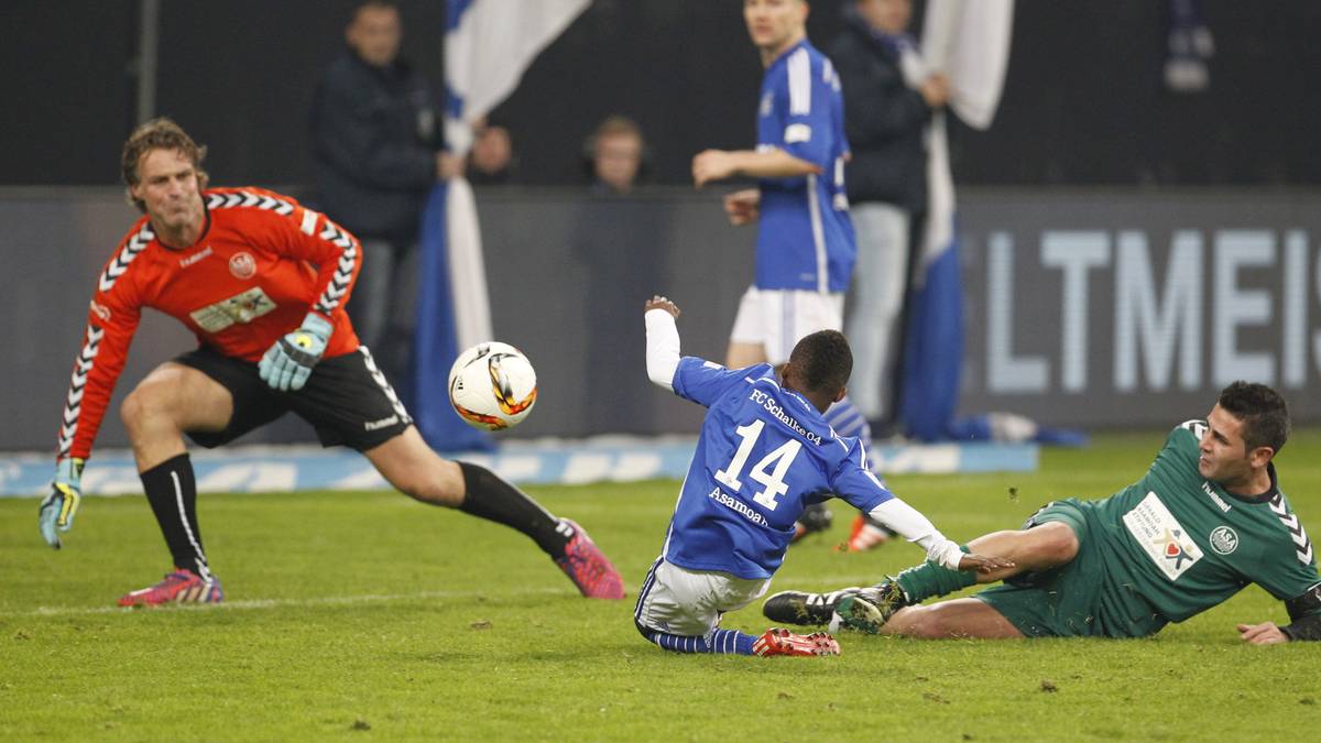 Genau 04 Minuten vor Ende des Spiels ruft dann als Überraschung sein Sohn Jaden das Ende der Schicht für den Papa aus - und trifft nach der Einwechslung gleich selbst...