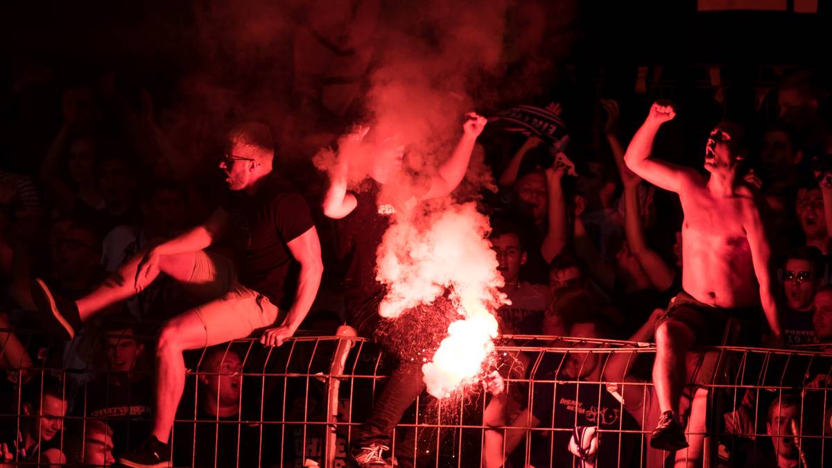 Das Spiel verflacht, ein paar Fans der Trierer Eintracht beginnen zu zündeln