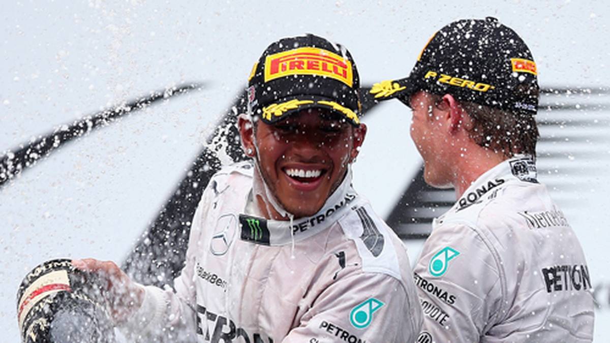 In Malaysia schlägt Hamilton dann zurück und siegt vor Rosberg. Für Mercedes ist es der erste Doppelsieg seit dem Großen Preis von Italien 1955