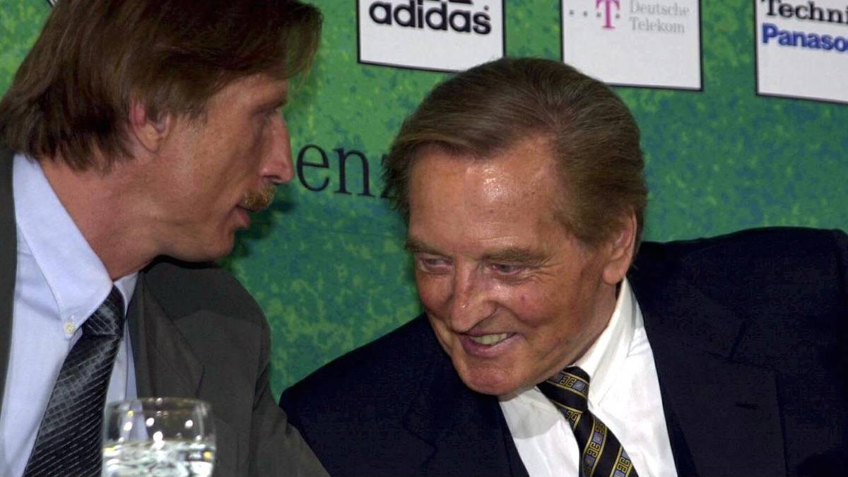 KOKAIN-SKANDAL: Im Juli 2000 beschließt der DFB, dass Christoph Daum (li.) zum 1. Juni 2001 neuer Bundestrainer werden soll. Ende September kündigt Daum an, zeitnah seinen Vertrag beim DFB unterschreiben zu wollen