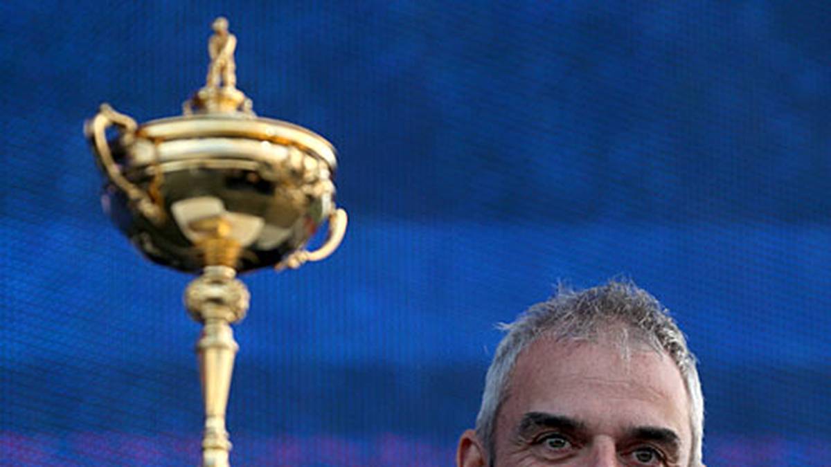 Team-Kapitän Paul McGinley kennt die Trophäe bereits bestens, seine Faszination für das Objekt der Begierde scheint aber nicht nachzulassen