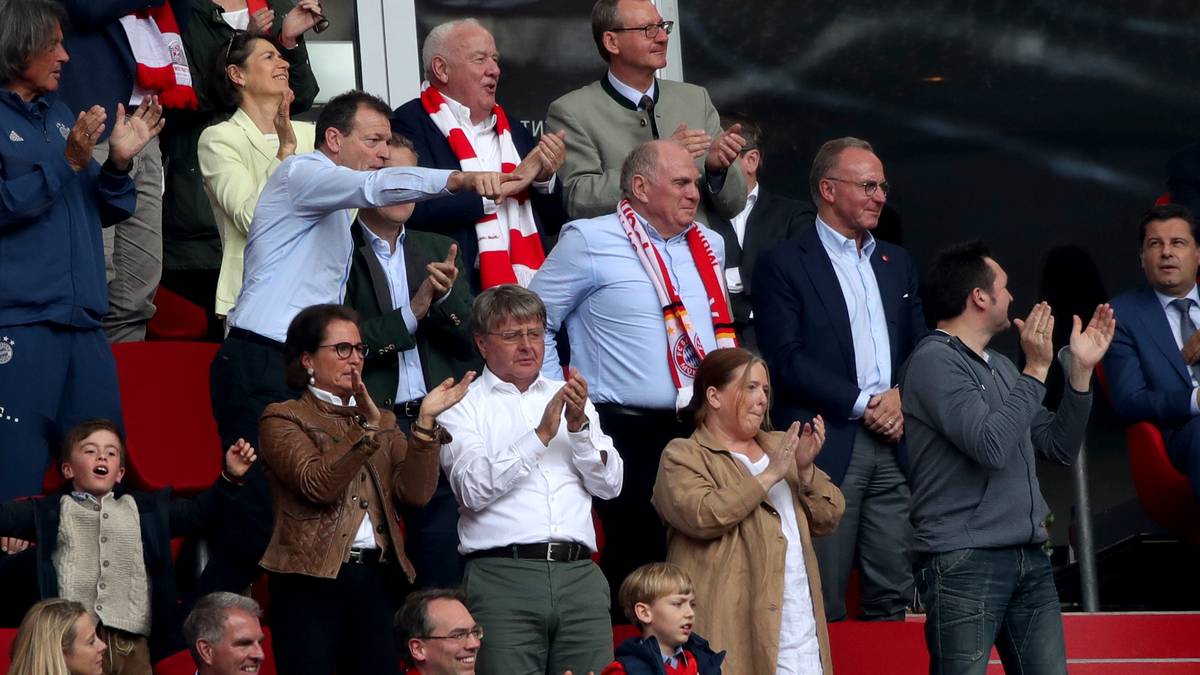 Auch Uli Hoeneß und Karl-Heinz Rummenigge (r.) erheben sich