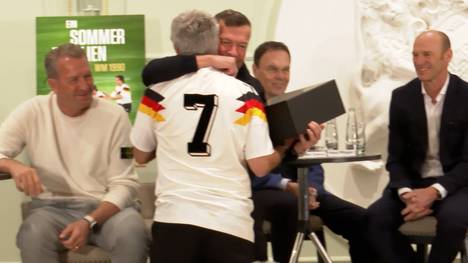 36 Jahre nach dem Weltmeister-Titel von 1990 treffen sich viele Helden der damaligen Nationalmannschaft. Anlässlich des Kinostarts der Doku "Ein Sommer in Italien - WM 1990" (seit 19. März im Kino) überrascht Pierre Littbarski seine damaligen Teamkollegen mit einem ganz besonderen Geschenk.