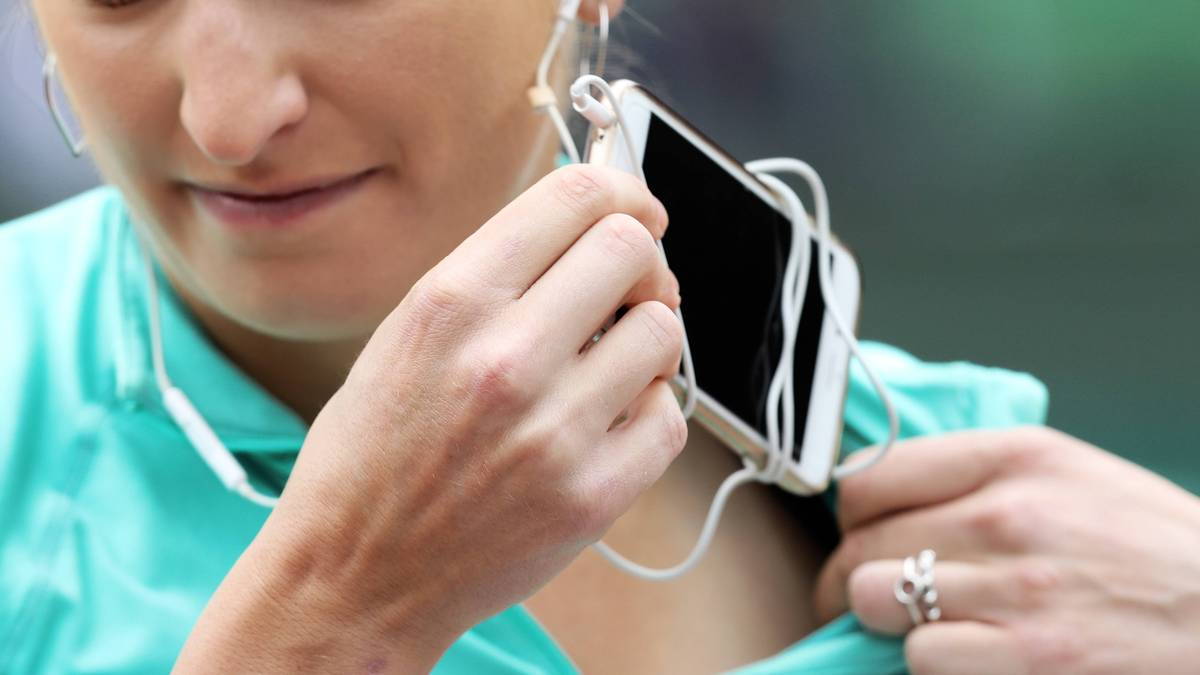 Die Schweizerin Timea Bacsinszky kann sich selbst beim Einlauf auf den Platz nicht von ihrem Handy trennen