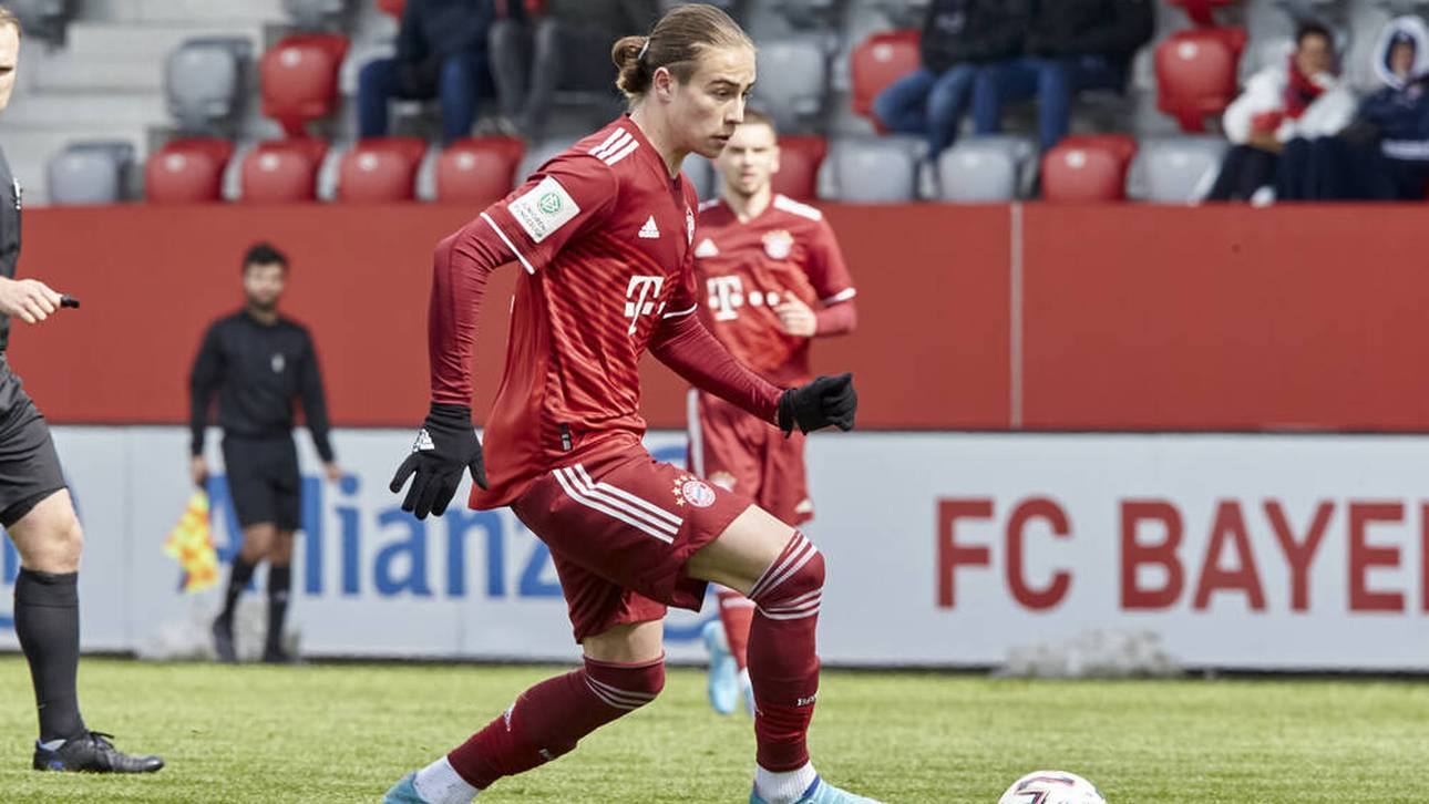 Kenan Yildiz 2022 bei einem Spiel am Bayern Campus