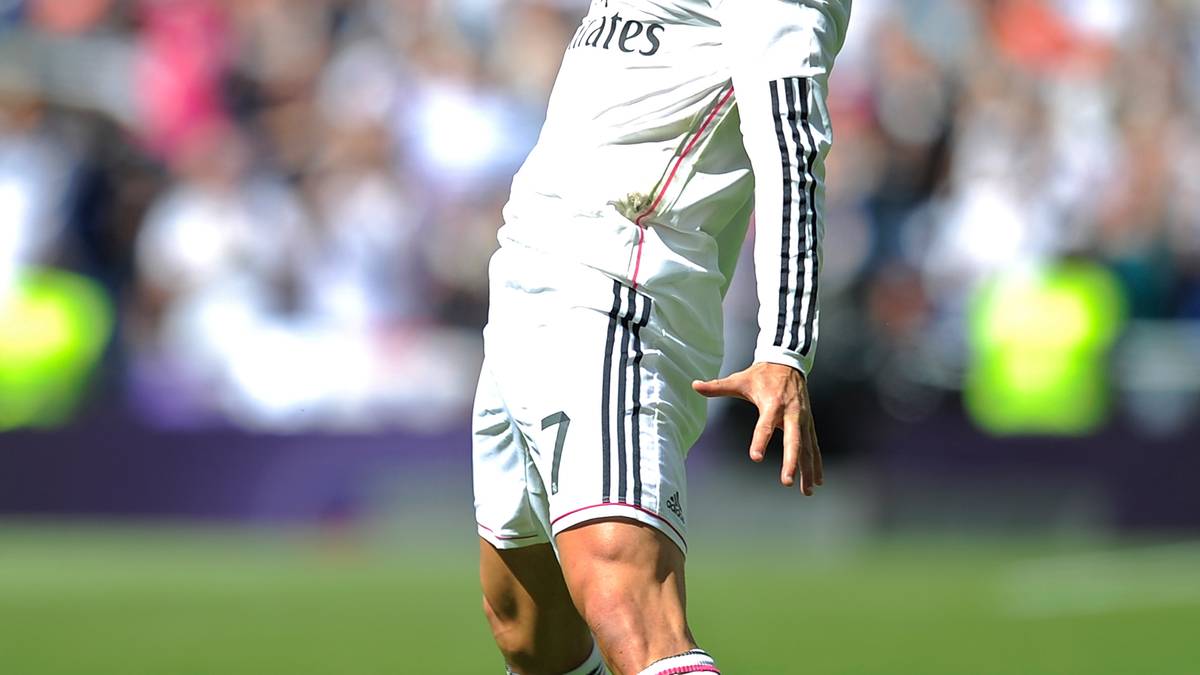 Und Ronaldo? Der Superstar bekommt in der neuesten FIFA-Ausgabe gerade einmal einen Freistoß-Wert von 78 - und ist damit von den Top 5 weit entfernt. Trotz seiner großen Show sind Ronaldos Freistöße oft mehr Schein als Sein. So beendet der Weltfußballer erst im April 2015 seine fast einjährige Durststrecke beim Freistoß