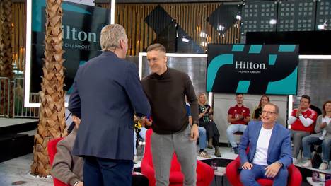 Im SPORT1 Doppelpass begleicht Gast Felix Kroos seine Wettschulden bei Stefan Effenberg. Es geht um eine beträchtliche Summe für das Phrasenschwein.