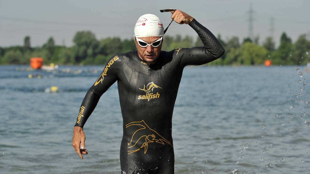 16 Mal in Serie macht Hellriegel beim Ironman auf Hawaii mit, 2011 das erste Mal nicht mehr. In der Szene bekannt ist er unter dem Spitznamen "Hell on Wheels", da das Radfahren seine große Stärke ist. Heute arbeitet er als Trainer