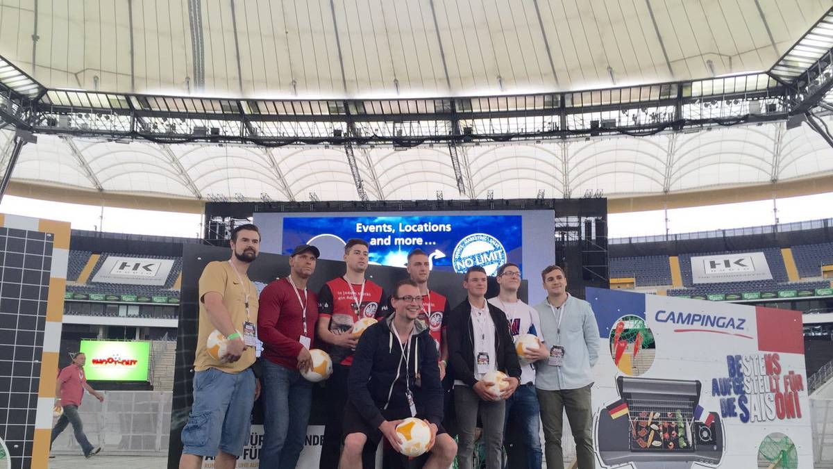 Gruppenfoto bei der 1. Deutschen Torwandmeisterschaft in Frankfurt.