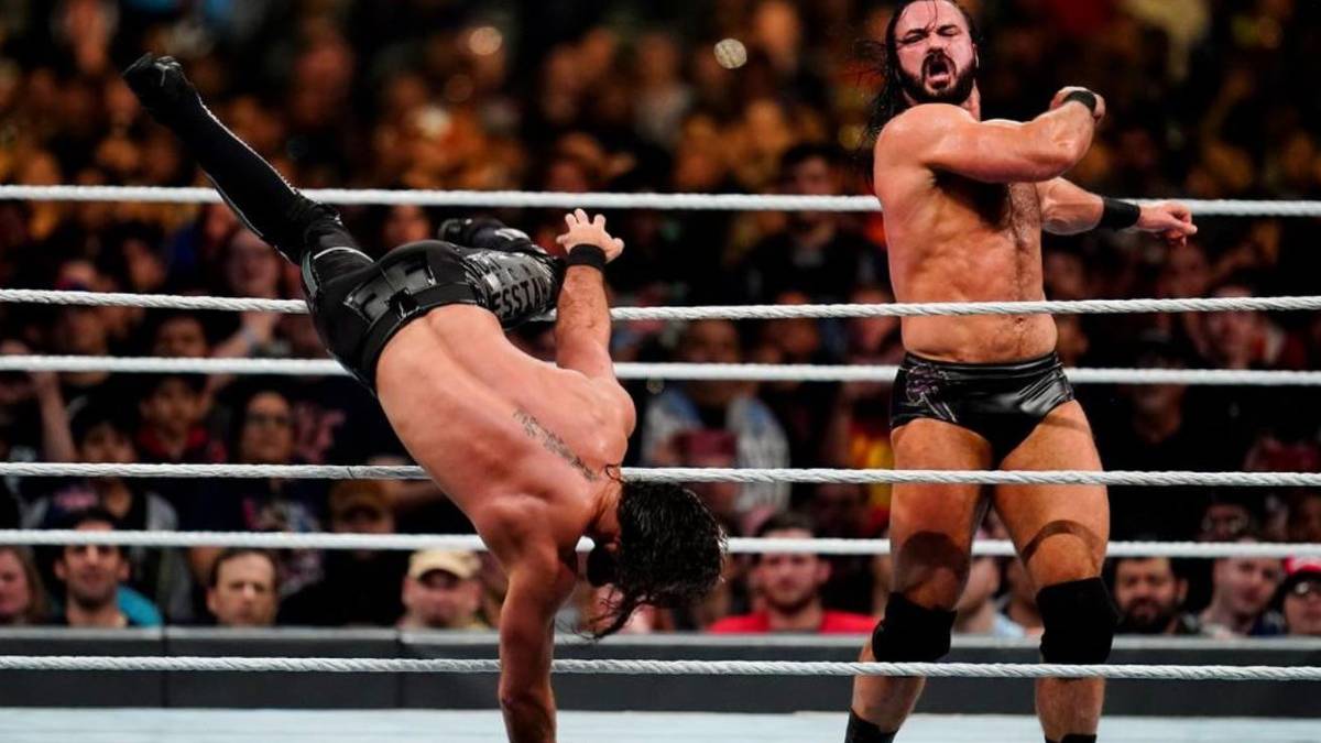 Die Nummer 30 bringt kein Glück für den "Monday Night Messiah". McIntyre befördert Rollins über das oberste Seil, damit sind noch vier Teilnehmer im Match: Der "Scottish Psychopath", Reigns, Edge und Orton