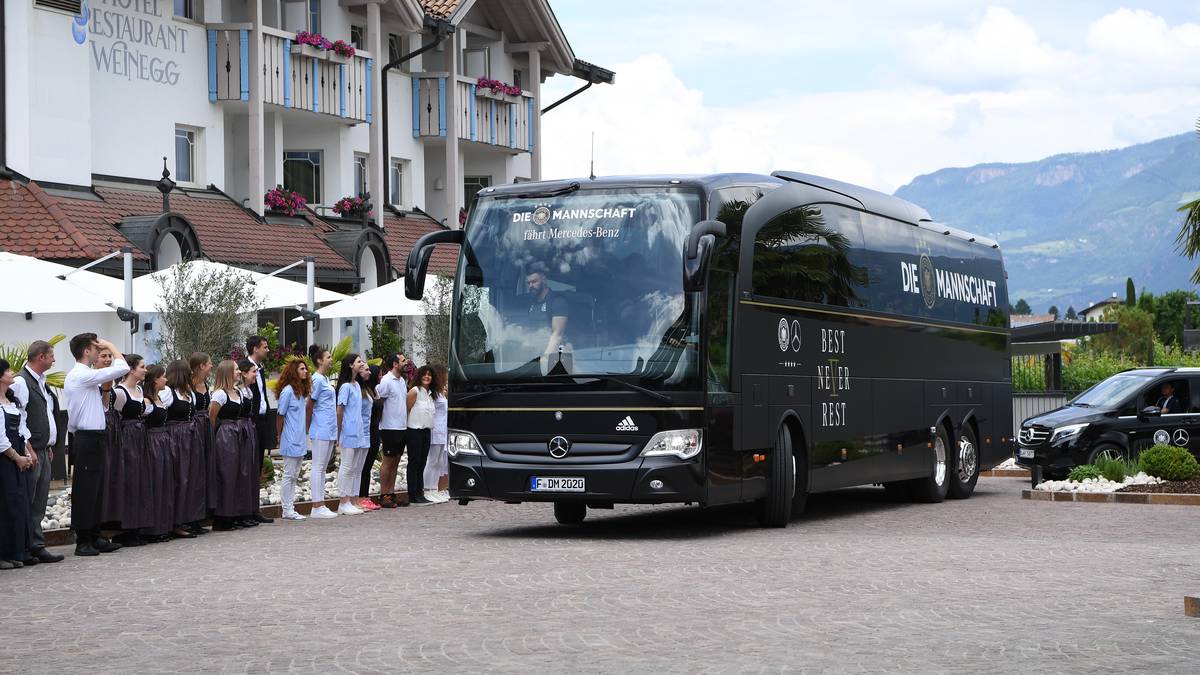 Und schon sind sie da: Der Teambus kommt am Hotel Weinegg an, die Angestellten stehen Spalier und bereiten einen warmen Empfang