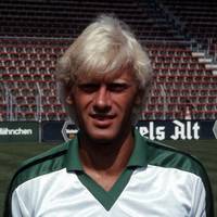 Hans-Günter Bruns von Borussia Mönchengladbach sorgte vor 40 Jahren gegen den FC Bayern für eine physikalische Meisterleistung, die ihn nicht besonders freute. SPORT1 erinnert sich.  