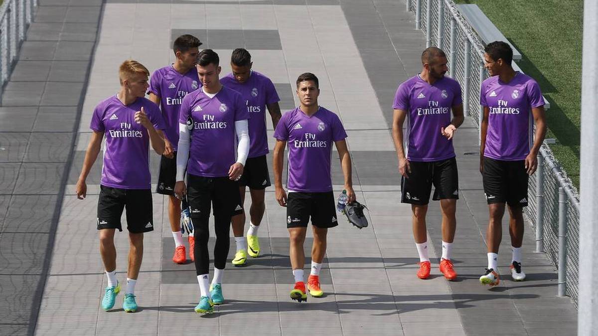 Königliche Zeit bei Real Madrid: Philipp Lienhart, Luca Zidane, Craninx, Mariano, AlvaroTejero, Karim Benzema und Raphael Varane (v.l.)