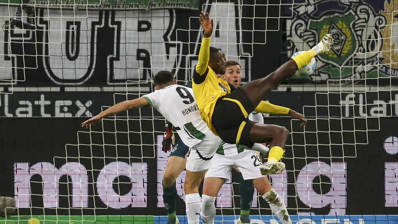 Serhou Guirassy bei dem Versuch mit einem Fallrückzieher ein Tor zu erzielen