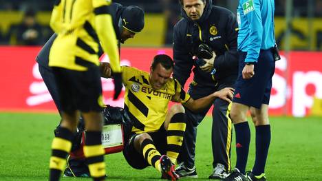 Kevin Großkreutz von Borussia Dortmund verletzt am Boden