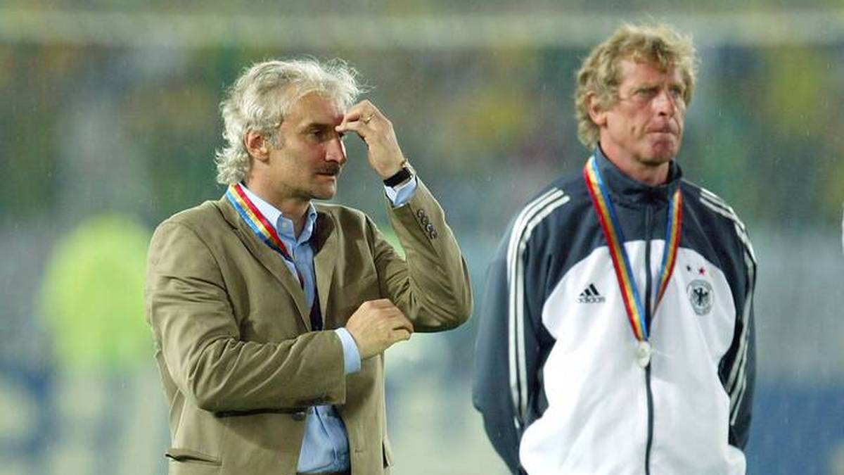 Teamchef Rudi Völler mit Co Trainer Erich Rutemöller nach dem verlorenen WM-Finale 2002