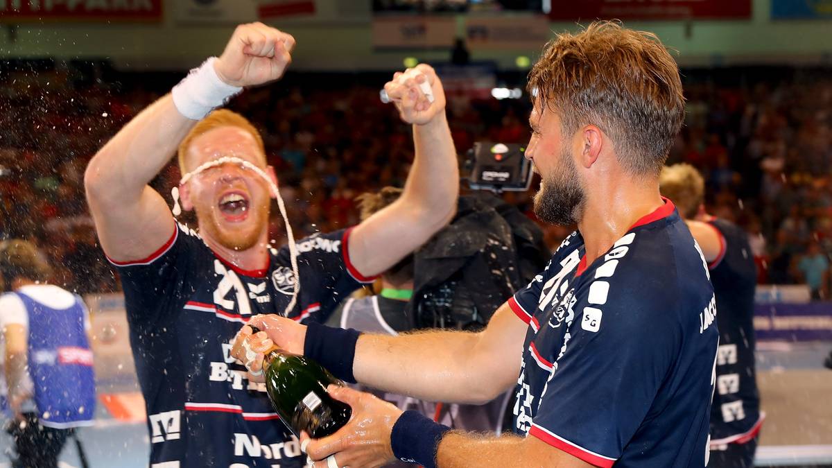 Nach dem entscheidenden Sieg lassen die Flensburger die Sektkorken knallen