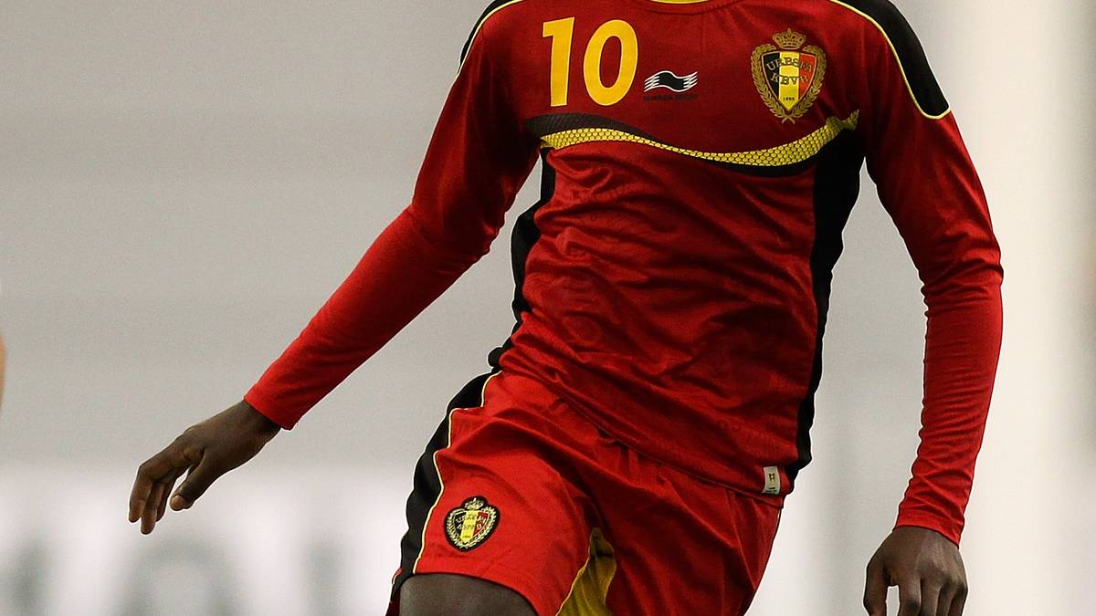Der zentrale Mittelfeldspieler ist aktueller belgischer U19-Nationalspieler und soll auch zunächst in der U19-Mannschaft Dortmunds eingesetzt werden. Mangala überzeugt durch große Übersicht und ein enormes Spielverständnis