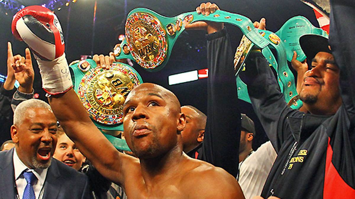Der Amerikaner, der bis heute keine einzige Niederlage auf dem Konto hat, setzt sich einstimmig nach Punkten durch und heimst 24,5 Millionen Euro ein.  Der Purto-Ricaner Cotto ist aber einer der wenigen, die es schaffen, Mayweather in einem Profi-Kampf ernsthaft zu testen