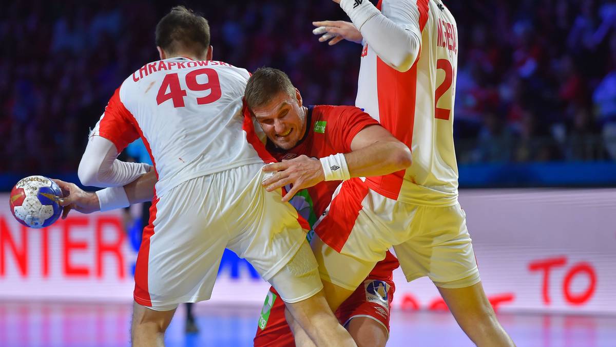 Der Norweger Bjarte Myrhol windet sich um zwei polnische Abwehrspieler herum