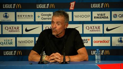 Cheftrainer Luis Enrique verlängert seinen Vertrag bei Champions-League-Sieger PSG. Der Spanier schätzt das Vertrauen vom Verein und erlebt dabei auch noch eine Premiere.