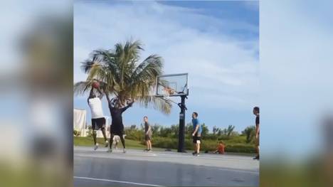 Michael Jordan hat auch mit 57 Jahren nichts von seinem Basketball-Ehrgeiz eingebüßt. Beim Zocken im Park fängt "MJ" nach einem getroffenen Wurf mit dem Trash-Talk an.