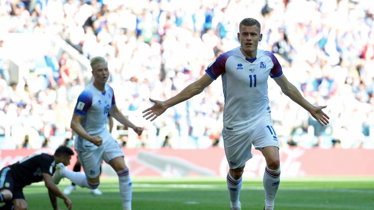 ALFRED FINNBOGASON (ISLAND): Das Märchen der Isländer ist auch eines für den Augsburger Stürmer. Mit seinem Treffer zum 1:1 gegen Argentinien hat Finnbogason bewiesen, dass er es auch auf der großen Bühne drauf hat. FCA-Manager Stefan Reuter schließt einen Transfer nicht aus, allerdings müsse "das Angebot unmoralisch sein" 