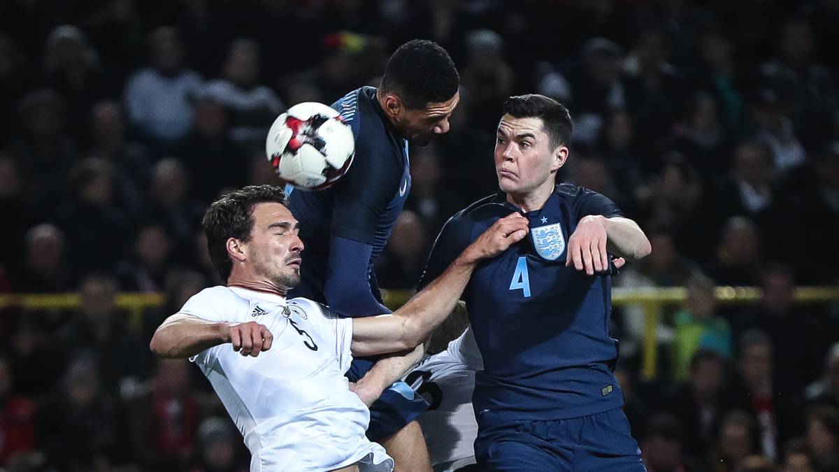 Das bis dato letzte Duell zwischen den beiden Fußballriesen findet im März 2017 statt. Es handelt sich um ein Freundschaftsspiel in Mats Hummels (l.) alter Heimat Dortmund, Deutschland gewinnt am Ende knapp