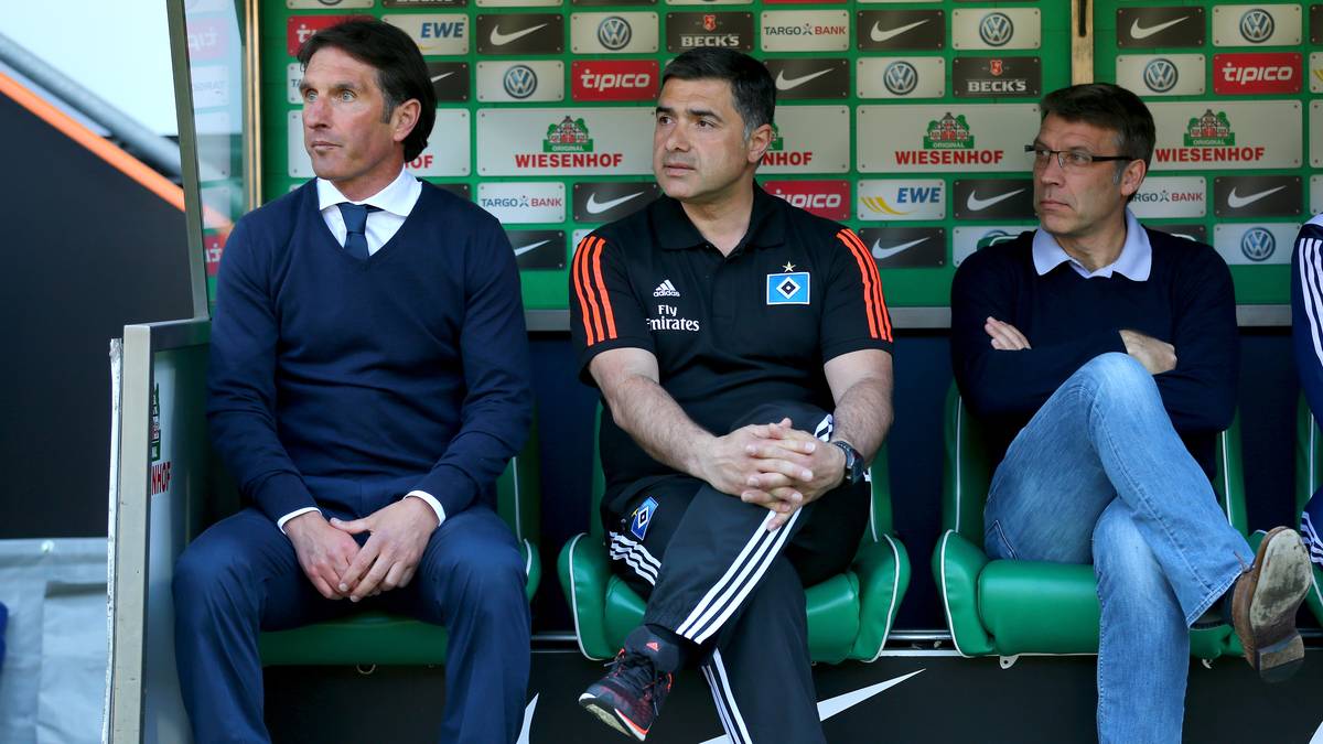 Labbadia nimmt auf der Hamburger Bank Platz neben seinem Co-Trainer Eddy Sözer und dem Direktor Profifußball des HSV Peter Knäbel