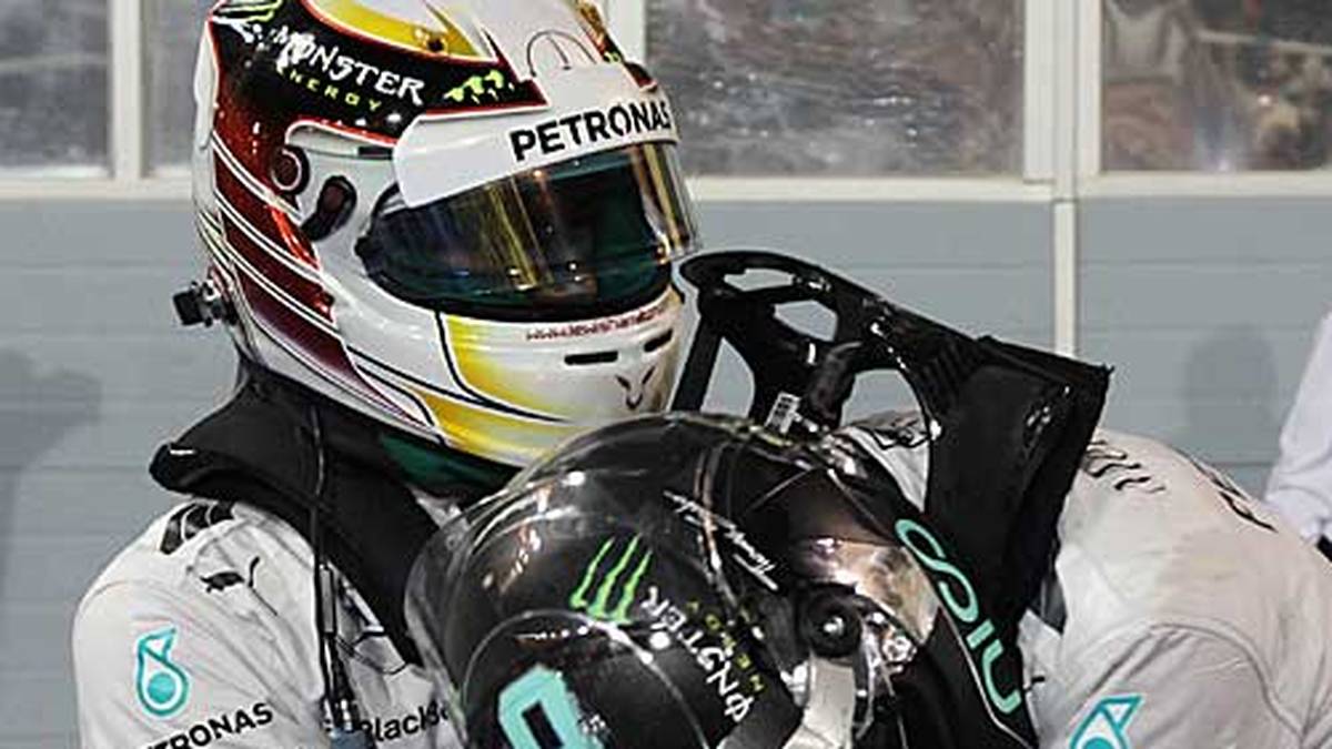 Rosberg gelingt es auf den weicheren Reifen Hamilton gegen Rennende heftig unter Druck zu setzen. Dabei kommt es mehrmals fast zu einer Kollision. Am Ende triumphiert aber erneut Hamilton