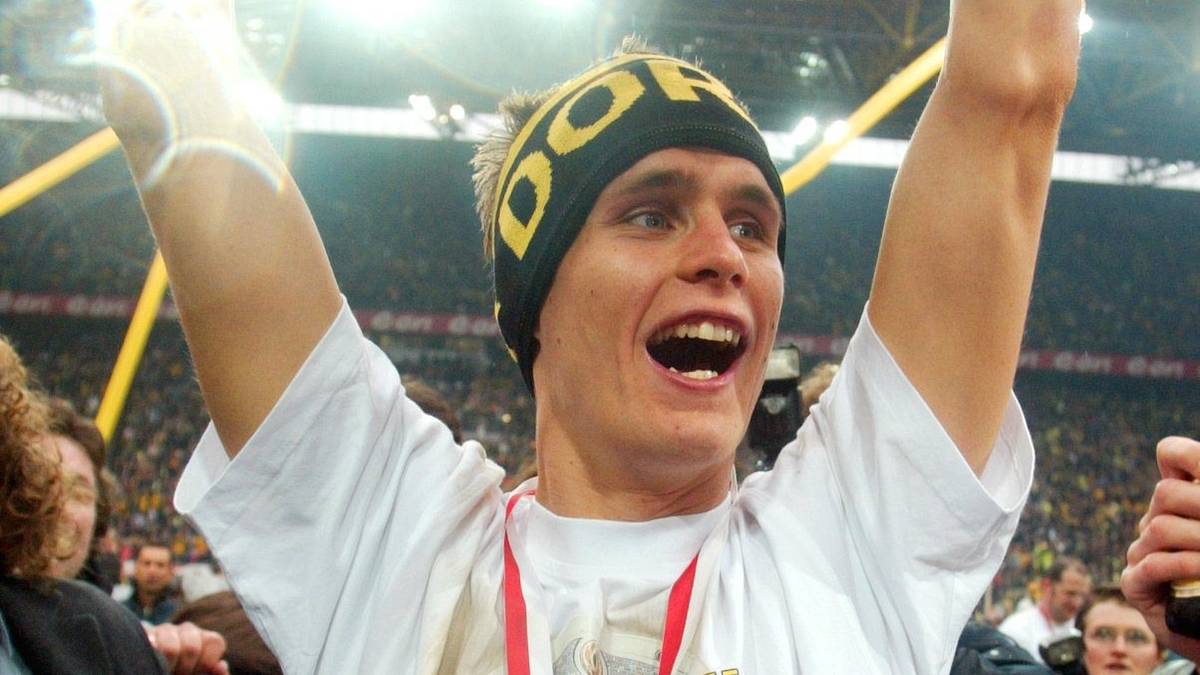 PLATZ 11 - SEBASTIAN KEHL: Im Januar 2002 beginnt, was mehr als 13 Jahre später mit einem Legendenstatus endet - Bayern wähnt sich mit Kehl bereits einig, doch der wechselt für 3,2 Millionen Euro vom SC Freiburg zu Borussia Dortmund. Ein halbes Jahr später feiert er einen von drei Meistertiteln mit dem BVB. Inzwischen ist der Ex-Kapitän Leiter der Lizenzspielerabteilung