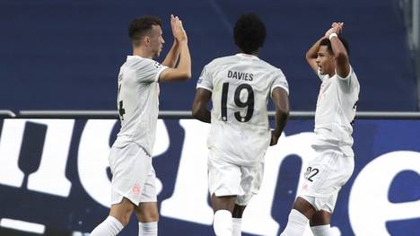 Nach dem CL-Viertelfinale wollte Alphonso Davies sich das Trikot von Barca-Superstar Lionel Messi angeln - aber der hatte keine Lust.