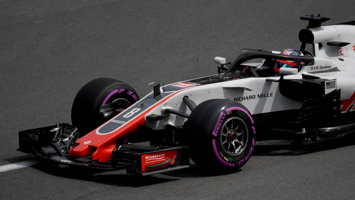 Beide duellieren sich rundenlang heftig, am Ende schießt Ricciardo sich und seinen Kollegen spektakulär ab. Sogar beim Warmhalten der Reifen in der SafetyCar-Phase kracht es: Romain Grosjean fährt sein Auto mit einem Schlenker in die Wand