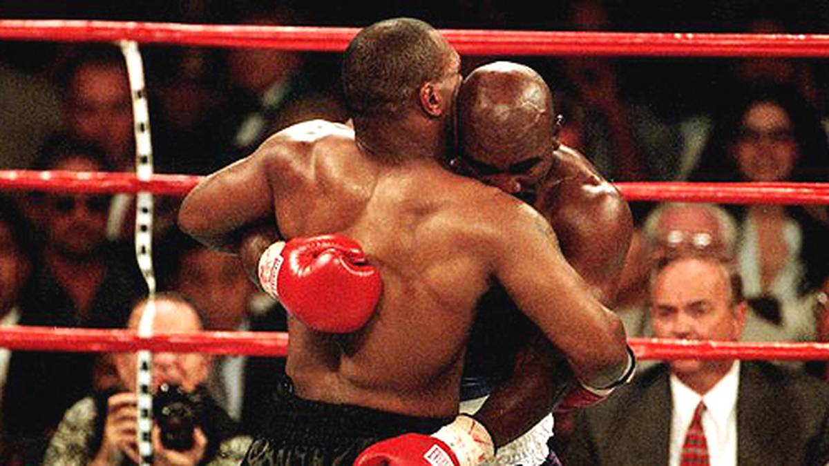 2. EVANDER HOLYFIELD: Evander Holyfield knockt 1996 Mike Tyson aus, das aufsehen erregendste Duell findet aber ein Jahr später statt. Tyson beißt dem Champion ein Teil des rechten Ohres aus und wird disqualifiziert. Die Entlohnung von 26,8 Millionen Euro dürfte ihn aber besänftigt haben