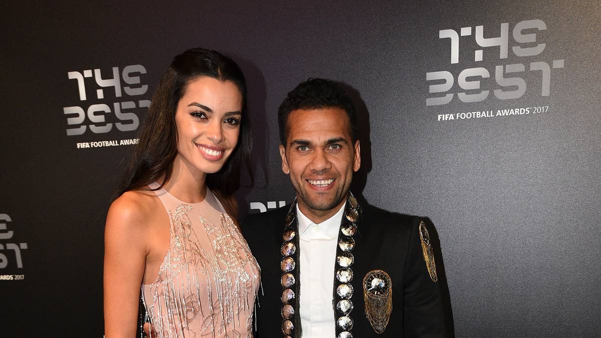 PSG-Akteur Dani Alves kommt mit ganz attraktiver Begleitung - dem spanischen Model Joana Sanz