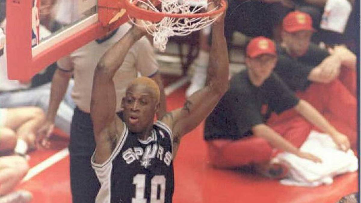 Von 1993 bis 1995 spielte Rodman bei den Spurs. Dort führte das damals von den Detroit Pistons gekommene Muskelpaket in seiner zweiten Saison die Liste der besten Rebounder an. Trotzdem fühlt er sich bei den Spurs nicht wohl und legt sich mit Coach mit Bob Hill an. Das Ergebnis: Der Trade zu den Bulls im Tausch gegen Will Perdue und der anschließende Threepeat
