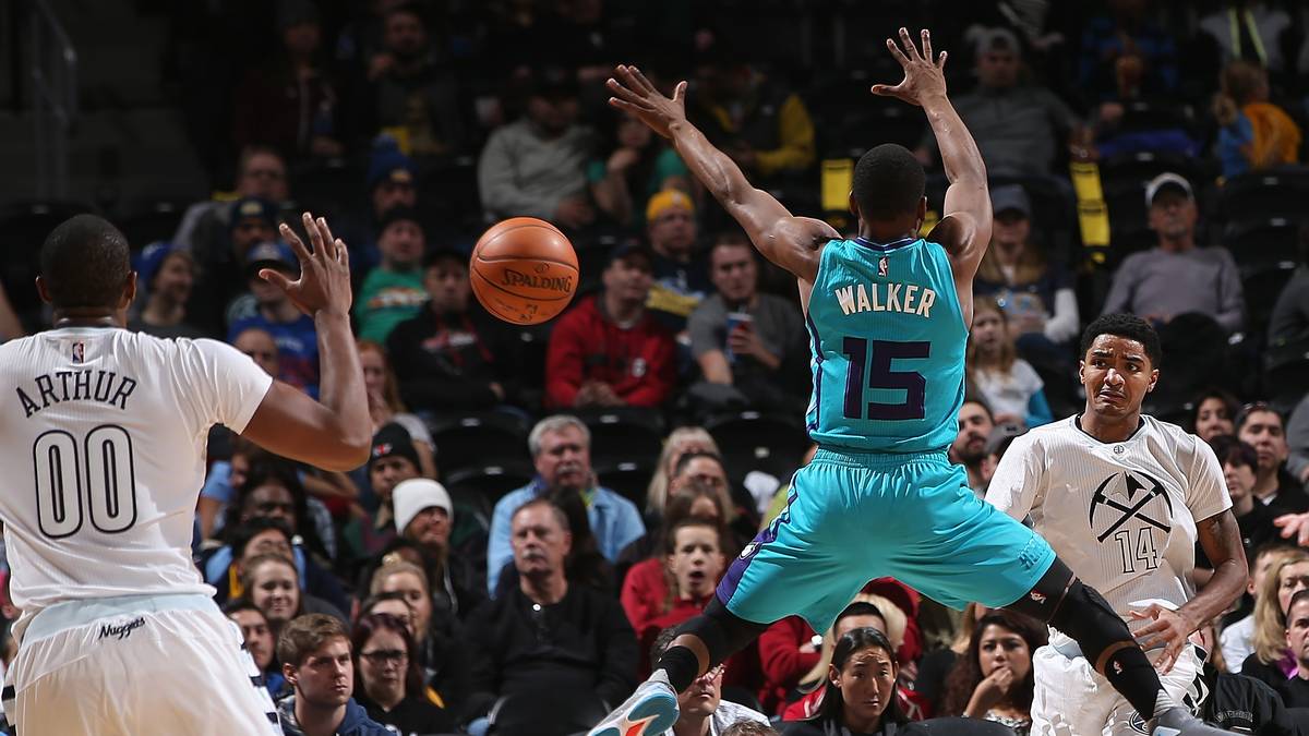 Kemba Walker von den Charlotte Hornets versucht hier wirklich alles, um den Pass von Denvers Gary Harris auf Darrell Arthur zu verhindern