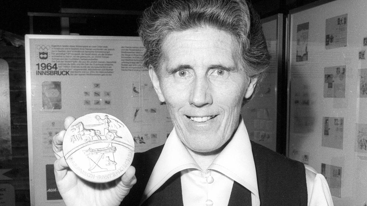 Allein zwölf WM-Titel sammelte sie zwischen 1934 und 1939. Sowohl im Slalom als auch in der Abfahrt heimste sie Podestplätze ein. Bei Olympia 1936 in Garmisch holte Cranz-Borchers Gold in der Kombination. Der Zweite Weltkrieg verhinderte weitere Erfolge. Die Resultate der WM 1941 in Cortina wurden annulliert, darunter zwei erste Plätze der Deutschen