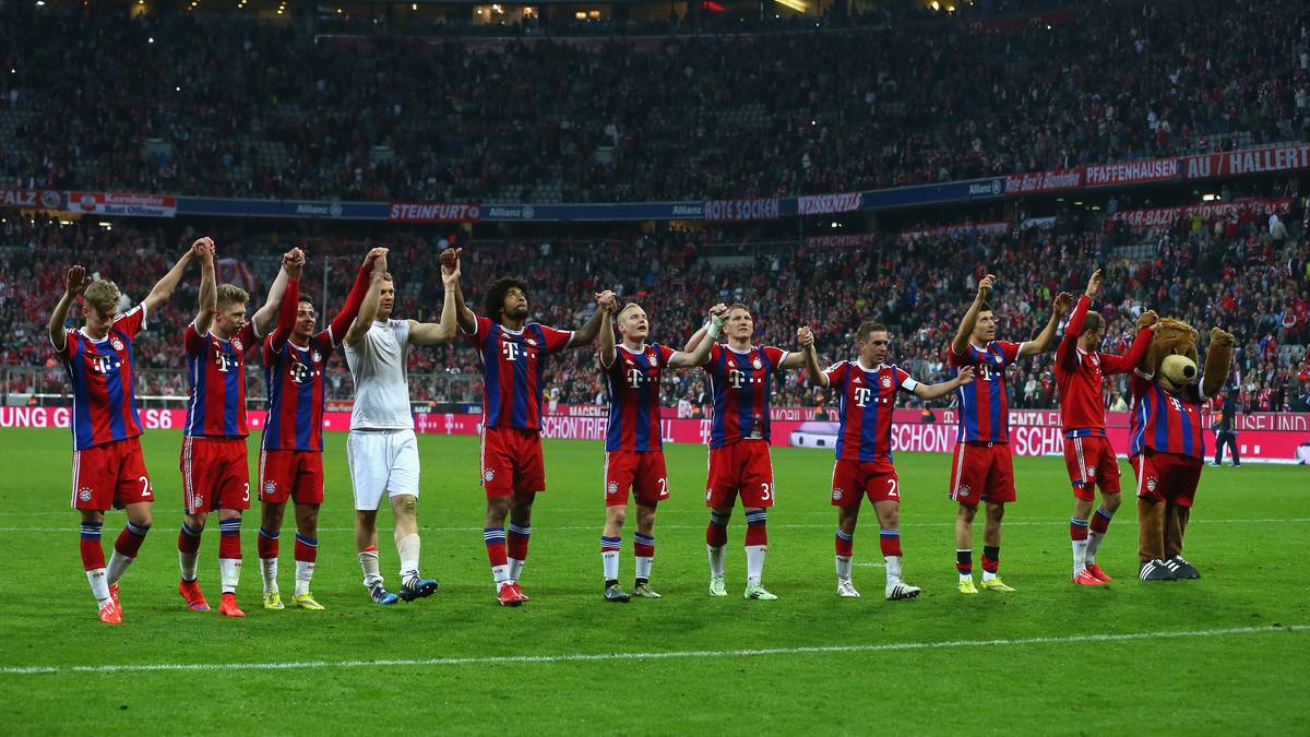Dass der Jubel nach dem Spiel eher sparsam daherkommt, hat einen simplen Grund: Erst nach der 0:1-Niederlage von Verfolger Wolfsburg gegen Gladbach am Tag darauf sind die Münchner nicht mehr von Platz eins zu verdrängen