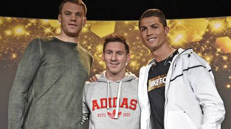 Cristiano Ronaldo (r.) würde gerne mit Lionel Messi (M.) und Manuel Neuer in einer Mannschaft spielen