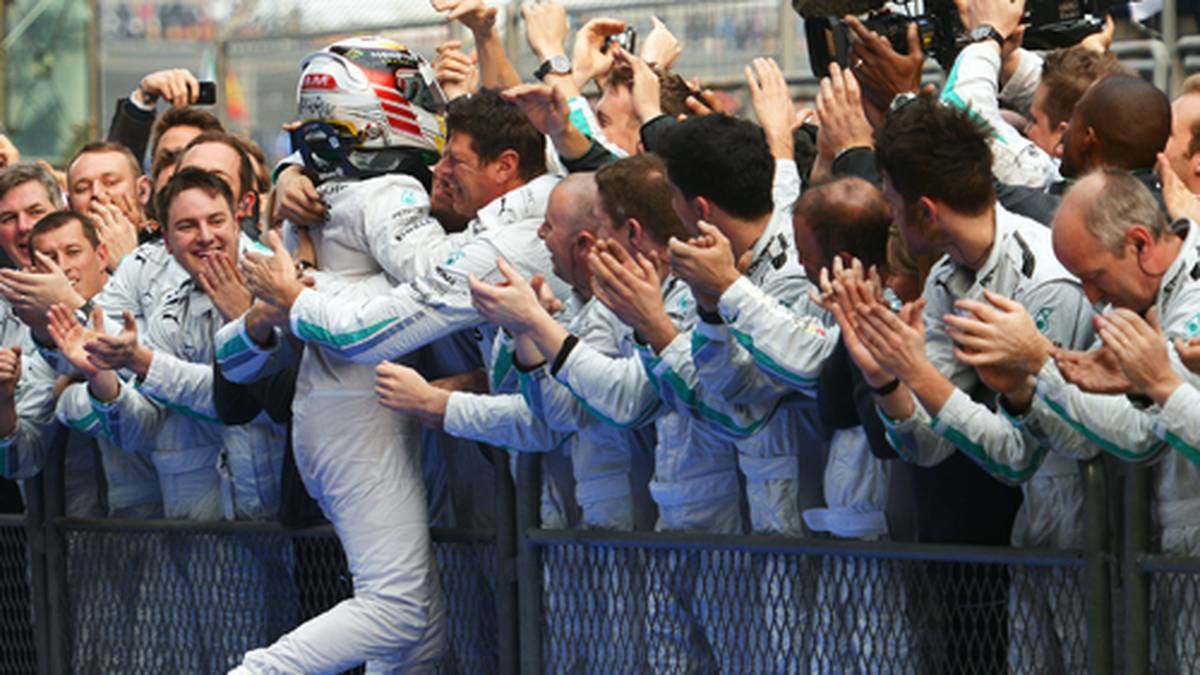 In China setzt sich Hamilton ohne große Kämpfe gegen Rosberg durch. Für Mercedes ist es der dritte Doppelsieg in Folge. Kurios: Da die Zielflagge versehentlich bereits in der 55. Runde geschenkt wird, gilt als offizielles Rennergebnis der Stand nach 54 statt 56 Runden