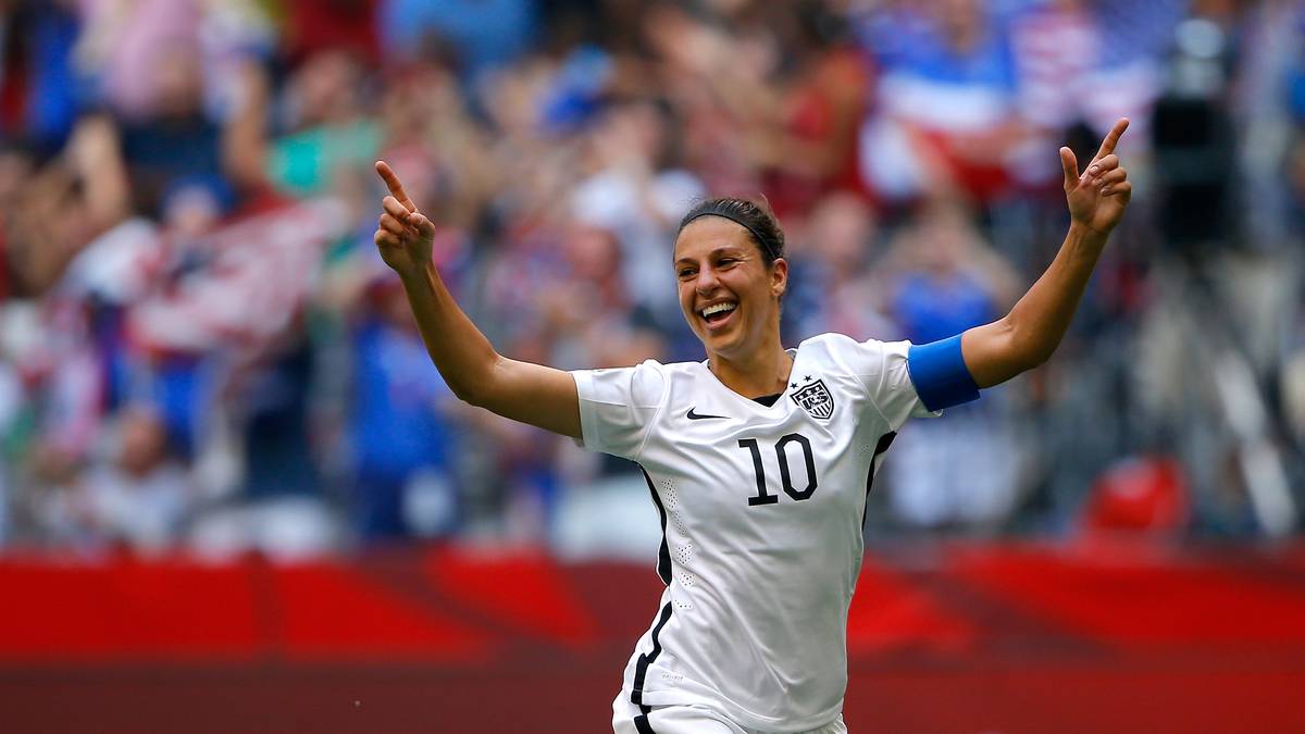 Immer noch auf Torejagd ist hingegen die Amerikanerin Carli Lloyd. Die Stürmerin überragte als beste Spielerin bei der Weltmeisterschaft in Kanada und führte die US-Mannschaft zu ihrem dritten Titel. Im Finale gegen Japan brillierte die 33-Jährige mit drei Treffern - einen schoss sie sensationell von der Mittelfeldlinie