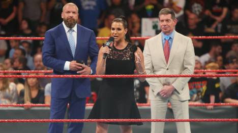 Stephanie McMahon (mit Triple H, l., und Vince McMahon) verkündete bei WWE Monday Night RAW Historisches
