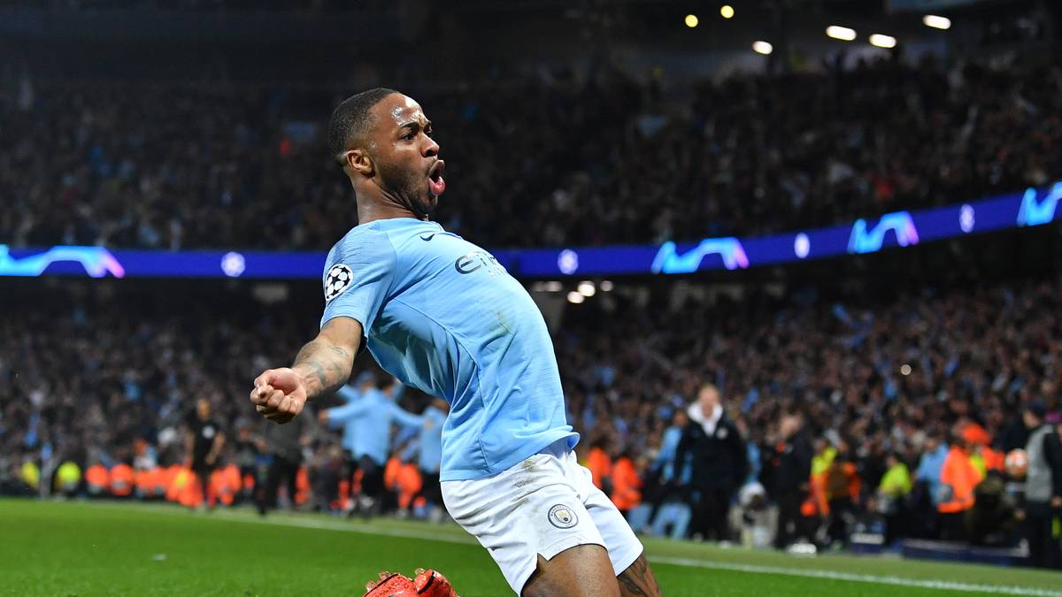Sterling wurde von den englischen Journalisten zum Spieler des Jahres gewählt. Außerhalb des Platzes setzt er sich gegen Fremdenfeindlichkeit ein und wurde für seine Haltung gegen Rassismus ebenfalls ausgezeichnet