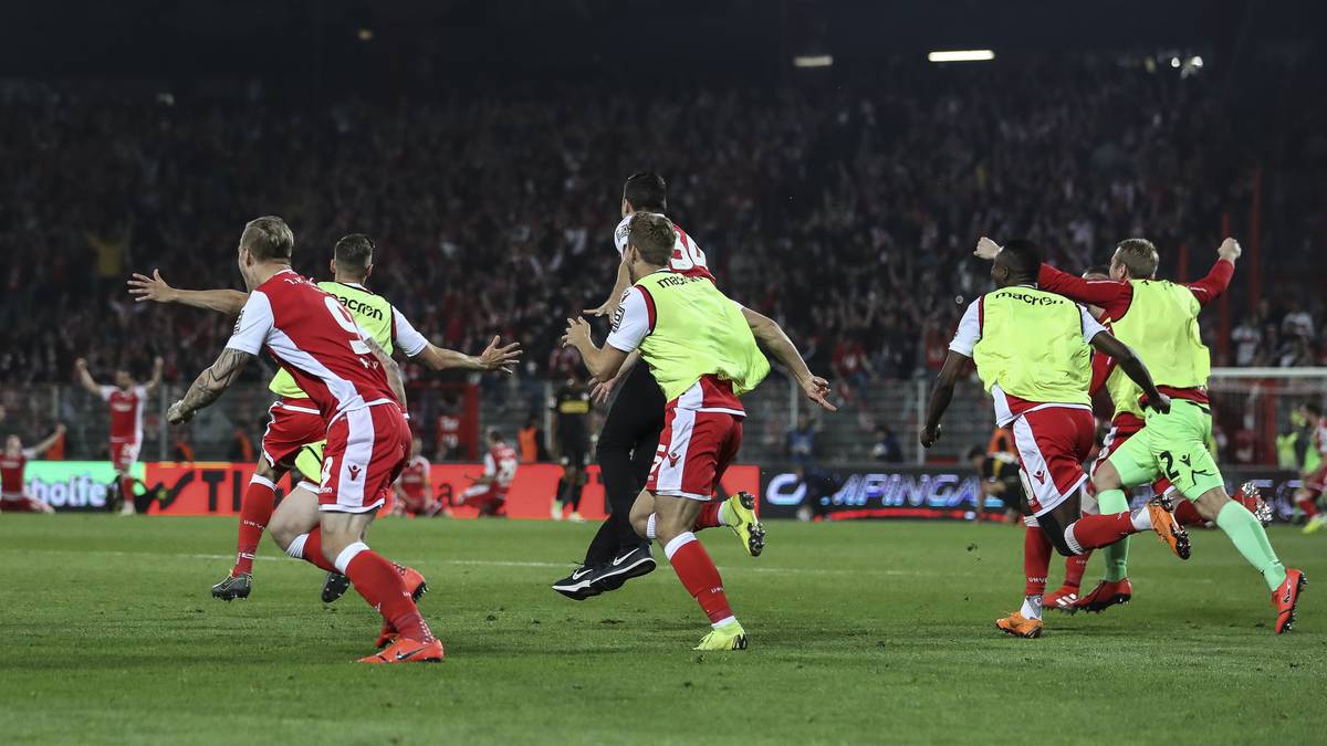 Auch die Ersatzspieler der Unioner hält es nicht mehr auf den Sitzen. Sie stürmen auf den Rasen, um mit ihren Mitspielern den Aufstieg zu feiern