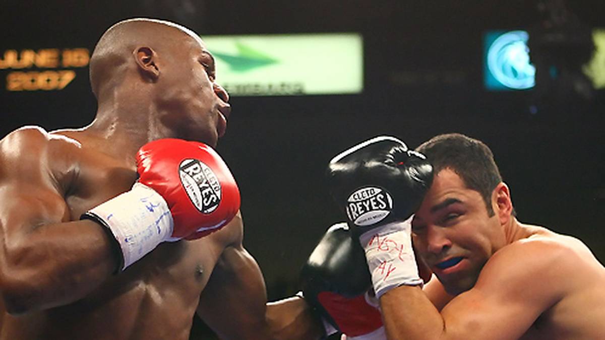 Den Kampf verliert der "Golden Boy" allerdings nach zwölf Runden durch Punktrichterentscheid. Zumindest was die Kampfbörse angeht sticht de la Hoya seinen Gegner aber locker aus