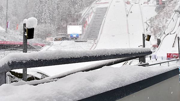Nach dem Abbruch am Vortag hat es in Oberstdorf über Nacht ordentlich geschneit. Aber der Wind hat deutlich nachgelassen.
