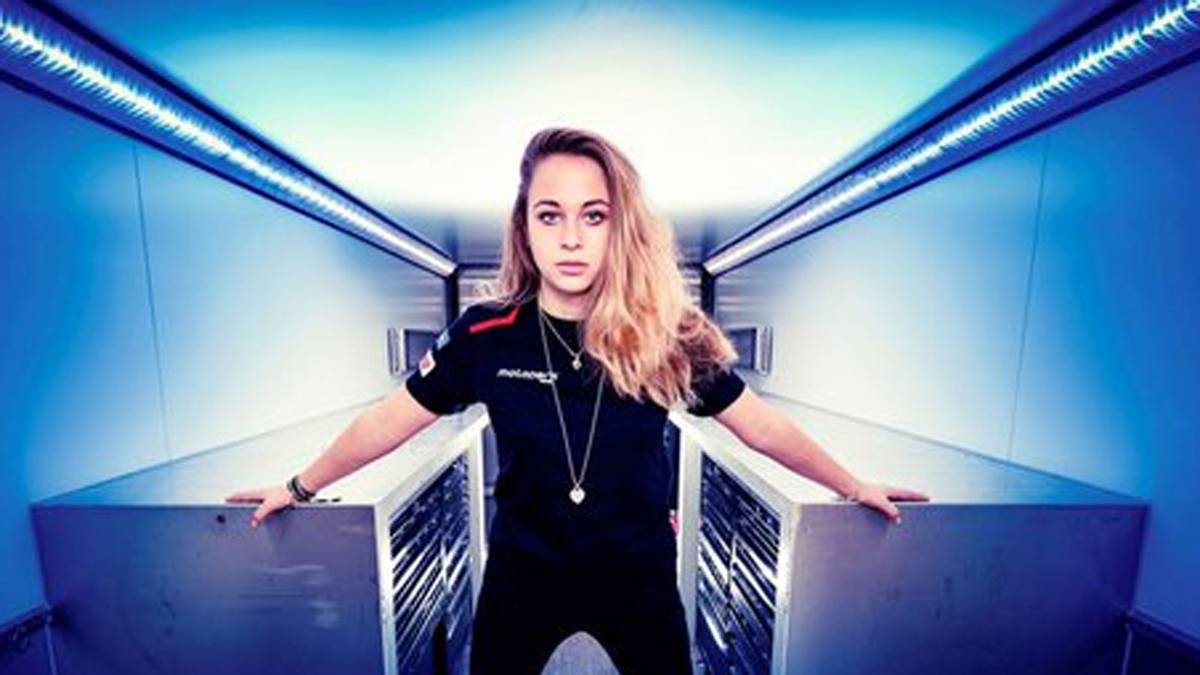 Die ADAC Formel 4 gibt auch 2016 mächtig Gas. Neben Mick Schumacher wollen vier junge Damen im Fahrerfeld für Furore sorgen.  Vor allem Talent Sophia Flörsch (Bild) sind vordere Plätze zuzutrauen.  Die Freundin eines Formel-1-Stars greift derweil beim ADAC GT Masters ins Lenkrad. SPORT1 stellt die Damen vor