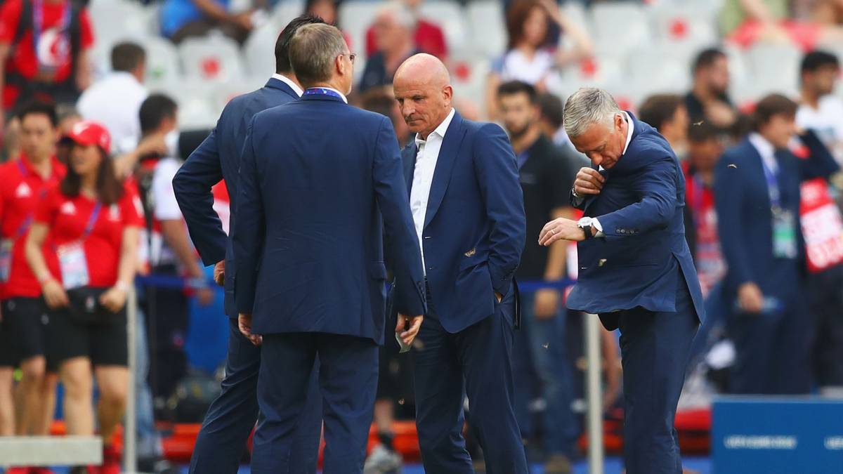 Vor der Partie sorgen Insekten für Aufregung. Die französischen Verantwortlichen um Didier Deschamps (r.) haben mit Motten zu kämpfen